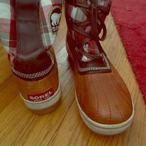 Sorel boots, worn once in great condition.
